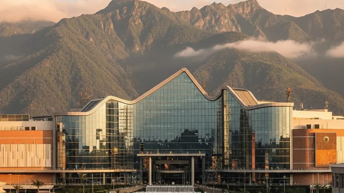 Mall del Alto Opens Late April — H&M, Gap, Old Navy, and 250 Stores Coming to Cuenca